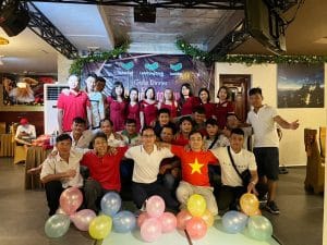 Ban lãnh đạo và tập thể nhân viên Lưới Công Trình chụp hình lưu niệm tại buổi tiệc Gala Dinner “Kết nối vươn xa”