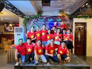 Tập thể nhân viên Lưới Công Trình chụp hình lưu niệm tại buổi tiệc Gala Diner “Kết nối vươn xa”