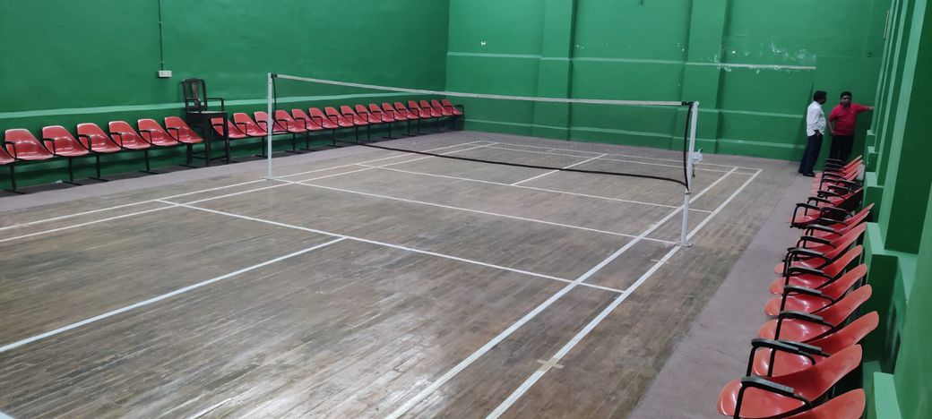 don-vi-thi-cong-san-cau-long-tron-goi