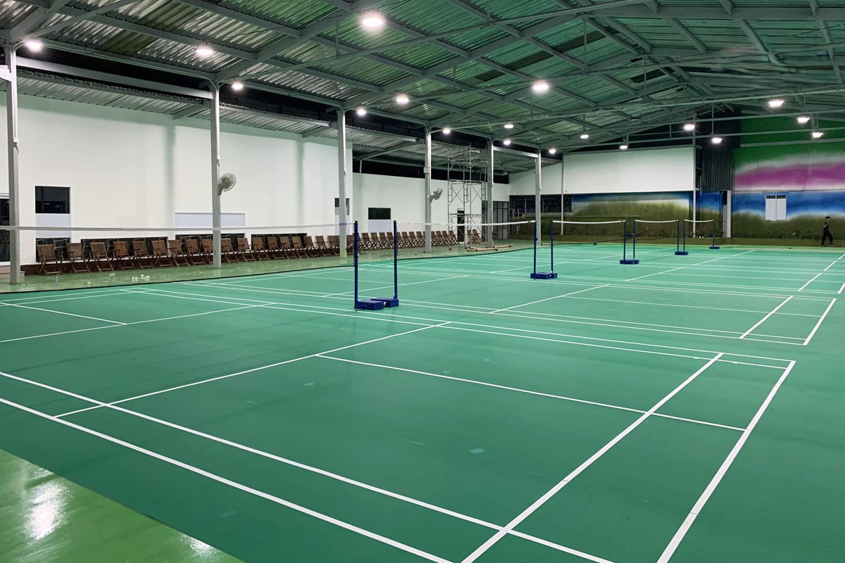 thi-cong-mat-san-cau-long