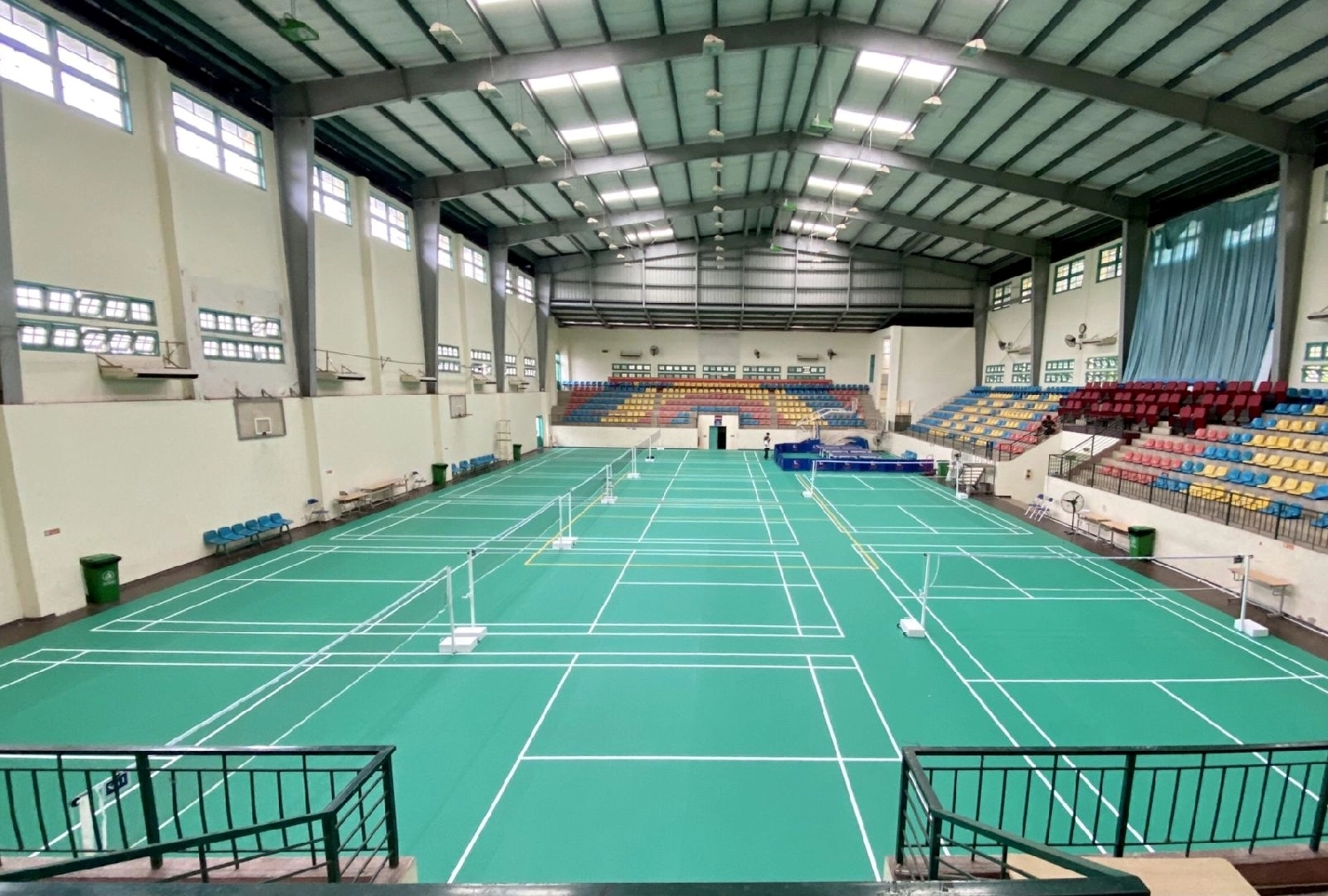 thi-cong-san-cau-long-bang-tham-pvc