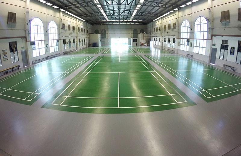 thi-cong-san-cau-long-cho-khu-nghi-duong