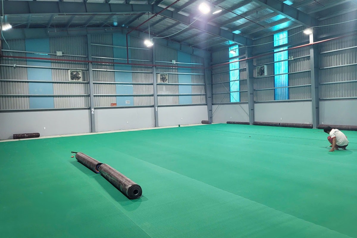 thi-cong-san-cau-long-cho-truong-hoc